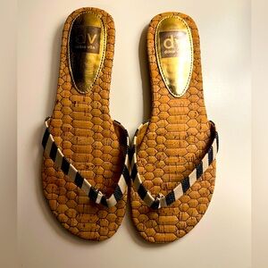 NWOB Women’s Dolce Vita fabric-quilted sole flip flops SIZE 8